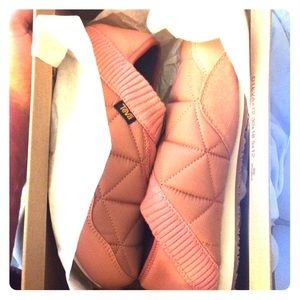 Teva Women W Ember Moc Slipper in coral sand new